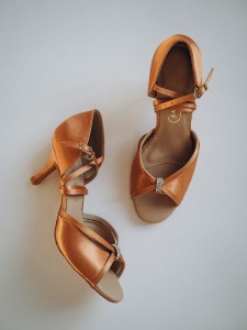 Dámské taneční boty XGM-101CR-1W SATÉN ANG. TĚLOVÁ TMAVÁ